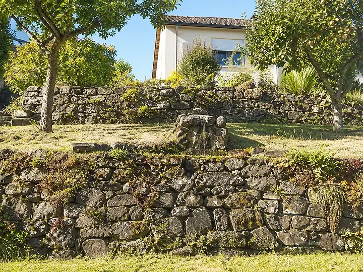 Trockenmauer und Quellbrunnen Hanggarten