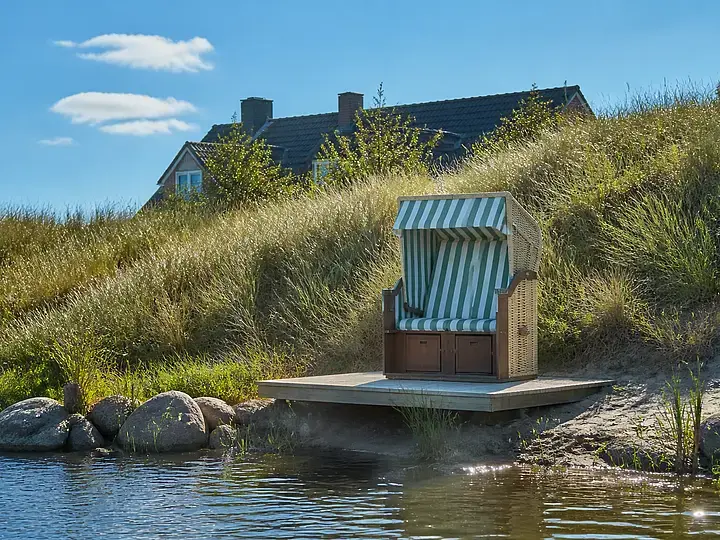 Düne und Strandkorb am Gartenteich